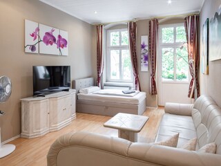 Wohnzimmer mit Einzelbett