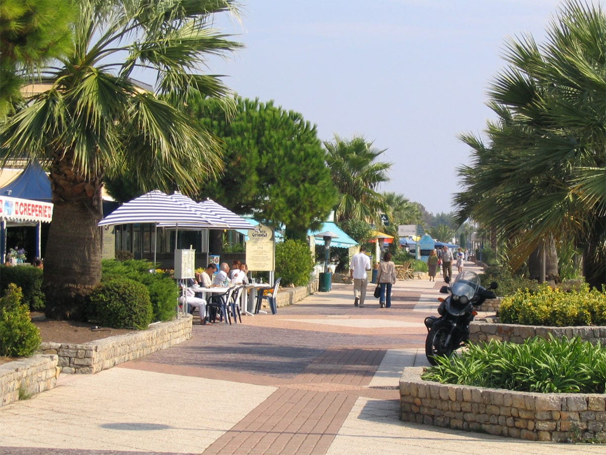 Gepflegte Promenade am Meer in Saint-Laurent-du-Var