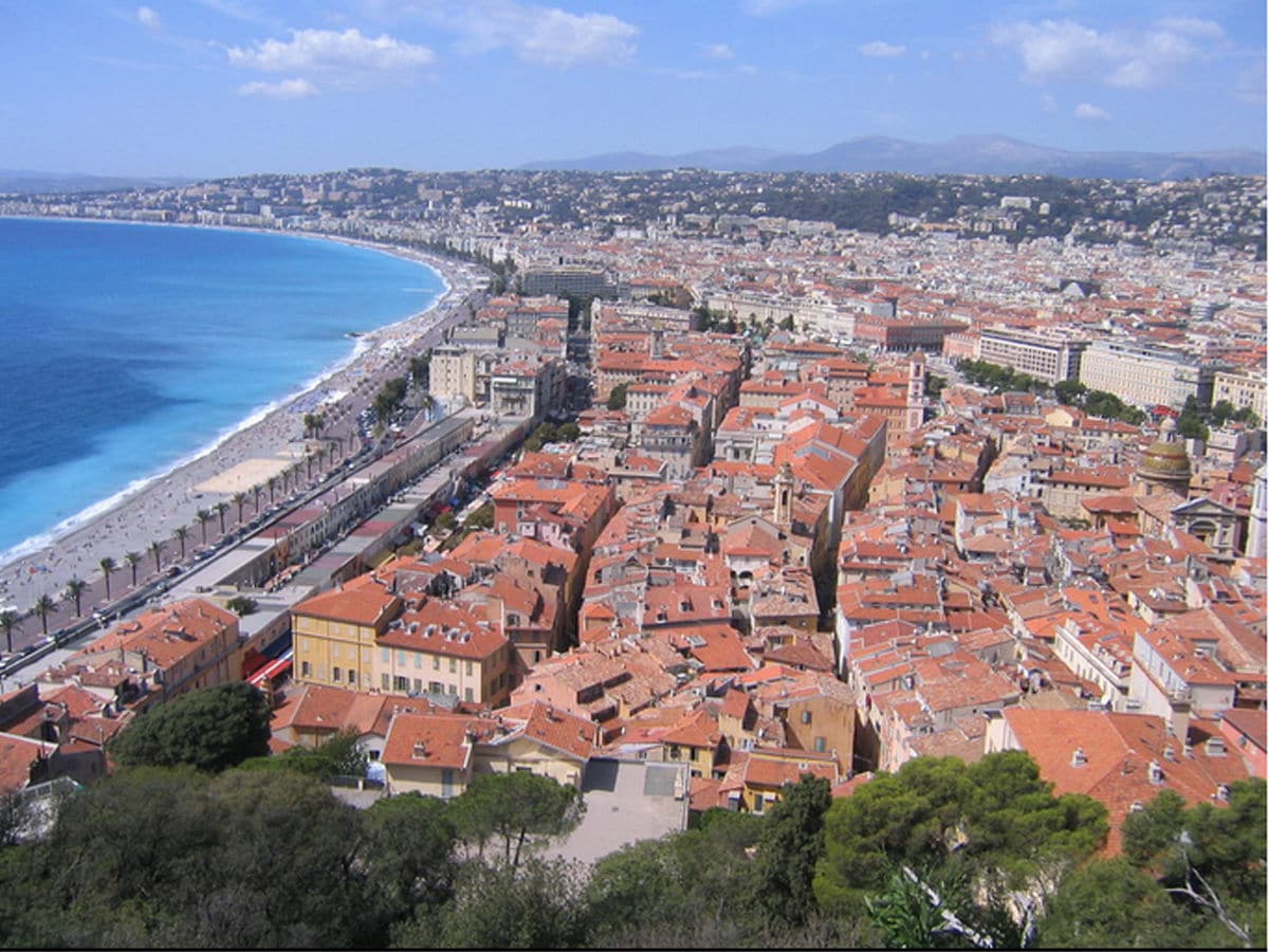 Die nahegelegene Metropole Nizza