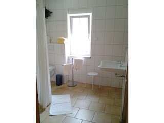 Bad mit Dusche und WC