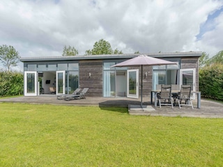 Außenansicht mit Terrasse