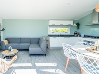 Innenraum mit offener Küche