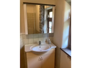 Waschtisch mit Spiegelschrank