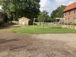 Fahrradschuppen und Schaukel