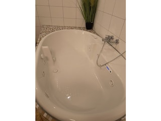 Whirlwanne im Bad unten