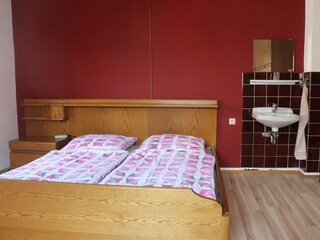 Doppelzimmer rot mit Wasserbett