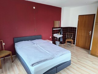 Rotes  Zimmer mit Waschplatz
