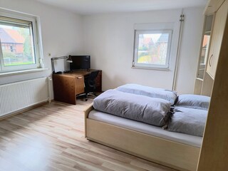 Gelbes Zimmer mit Schreibtisch