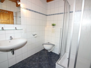 Bsp. Ferienhaus BUH 04 Duschbad 2