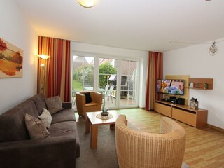 Heller Wohnbereich mit Terrassenzugang