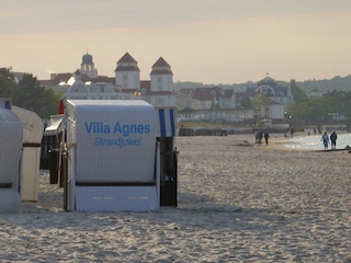 Ihr Strandkorb am Badestrand vor der Villa.