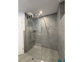 Badezimmer mit ebenerdig zugängig