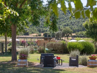 Siztgarnitur, dahinter Pool, Garten