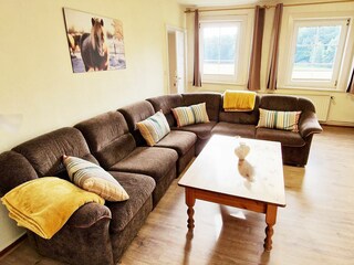 gemütliches Sofa im Wohnzimmer
