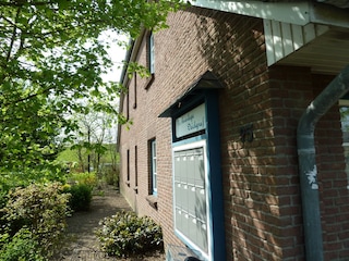 Seitenansicht Haus Deichgraf - dahinter Garten/Deich
