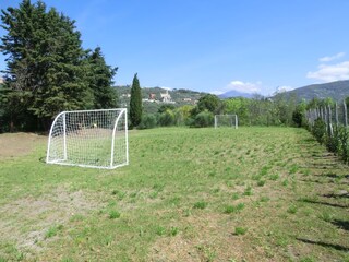 Eigener Fußballplatz mit wunderbarem Blick auf die Hügel