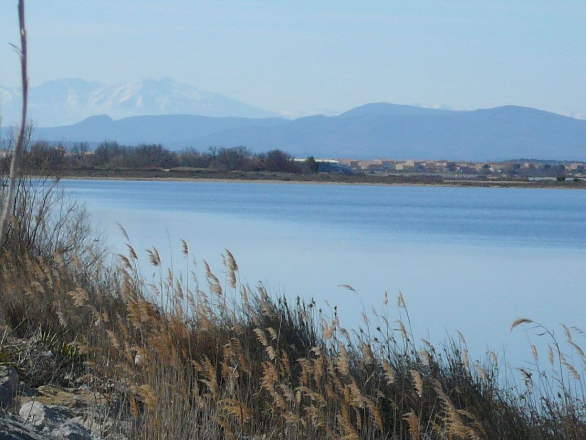 Blick über die Lagune zu den Pyrenäen