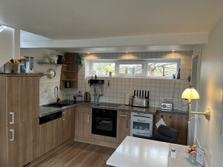 Küchenzeile mit hochwertigen Geräten