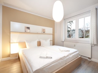 Das Elternschlafzimmer mit Außenrollo.