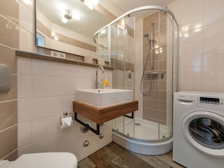 Das schicke Duschbad mit Waschmaschine.