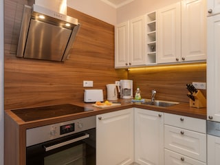 Die Küchenzeile mit Geschirrspüler, Backofen etc.