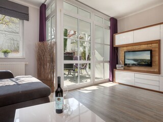 Blick zur möblierten Südterrasse.