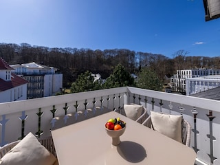 Der Balkon mit Blick zum Wald.