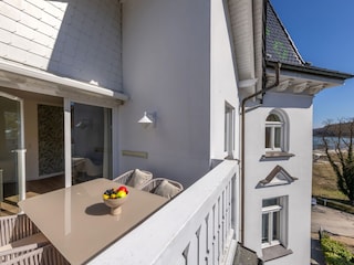 Der Balkon mit Blick zum Wald.