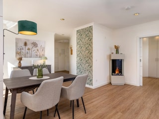 Der komfortable Eßplatz im Wohnzimmer.