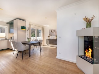 Ein moderner Wasserdampfkamin zaubert Urlaubsstimmung.