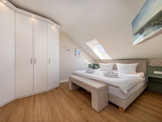 Schlafzimmer 1 mit Doppelbett ...