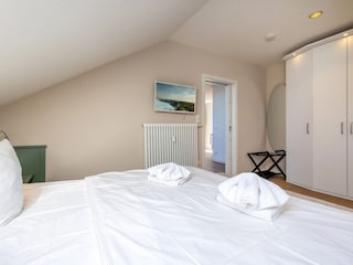 ... TV und großem Einbauschrank.