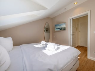 ... TV und Einbauschrank.