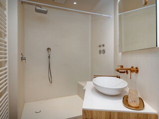 Das Bad mit Dusche, Waschtisch und Fön.