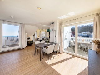 Das Wohnzimmer mit Austritt zu den Balkonen.