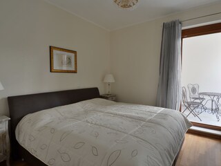 Schlafzimmer mit angrenzender Loggia