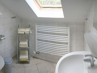 Bad mit Dusche und WC