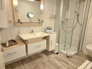 Geräumiges DU/WC, tipptopp sauber