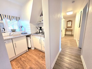 links die kleine Küche, rechts der Flur