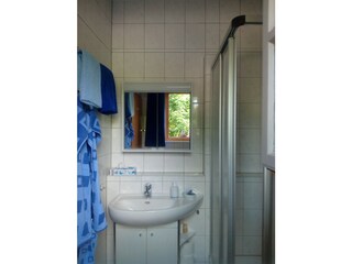 BAD MIT DUSCHE UND WC