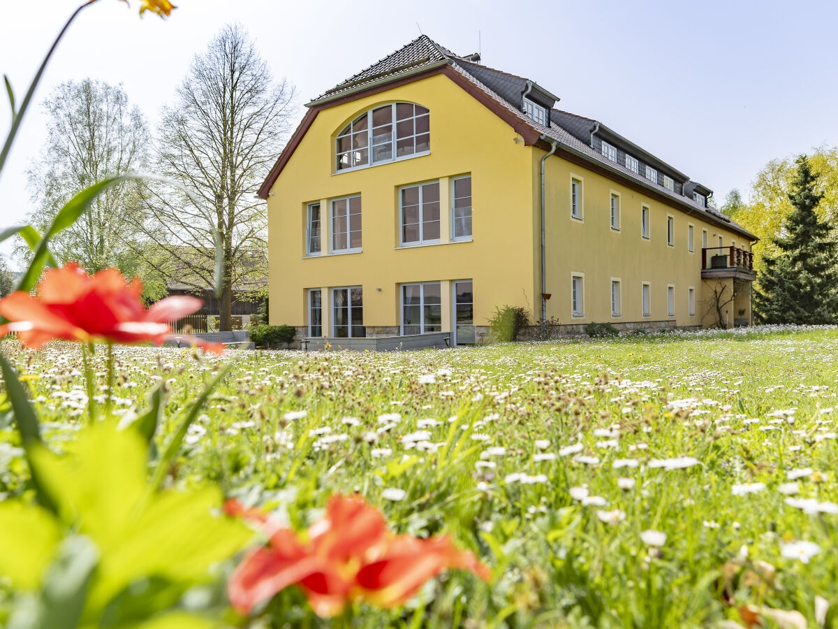 Der große Garten am Haus und die Terrasse bieten Platz