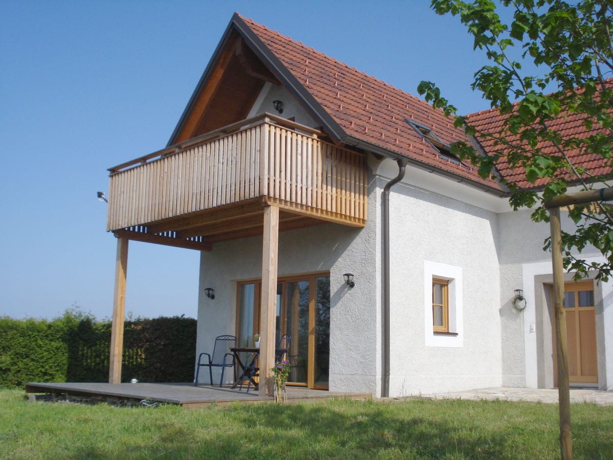 Ansicht Terrasse und Balkon