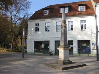 Vorderansicht mit Postsäule
