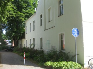Seitenansicht in Richtung Parkplatz