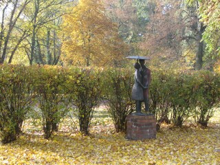 Pärchen im Regen am Wegesrand in den Hain