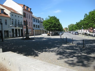 Breite Straße mit Blick zu Kirche