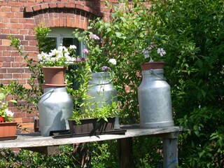 Milchkannen vor dem Hanschkow Kaus Altzauche