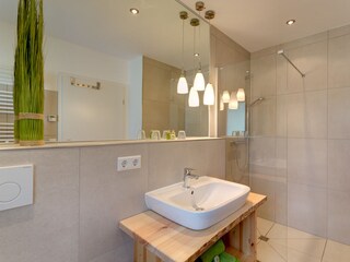 Badezimmer mit großer Walk - In Dusche