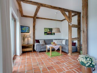 Das Wohnzimmer mit bequemer Schlafcouch