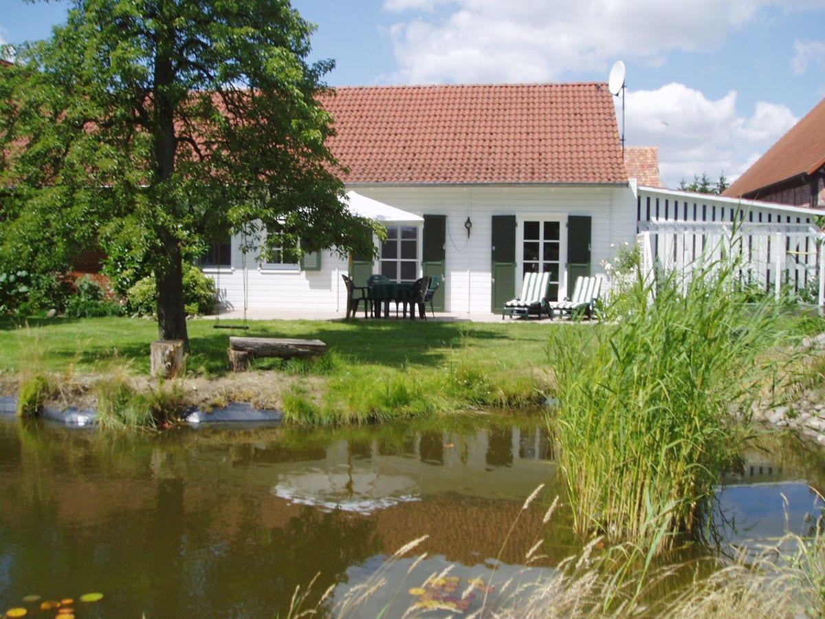 Gartenansicht mit Terrasse und Teich